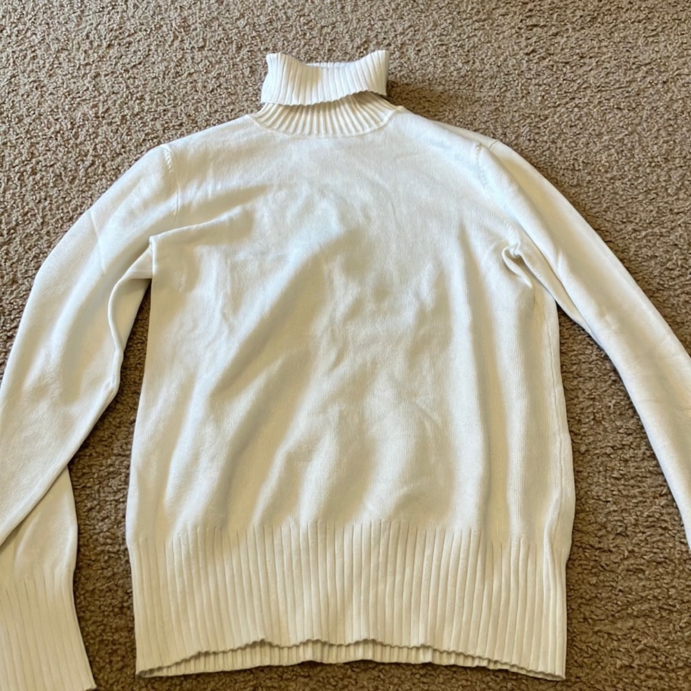 White turtle neck sweater